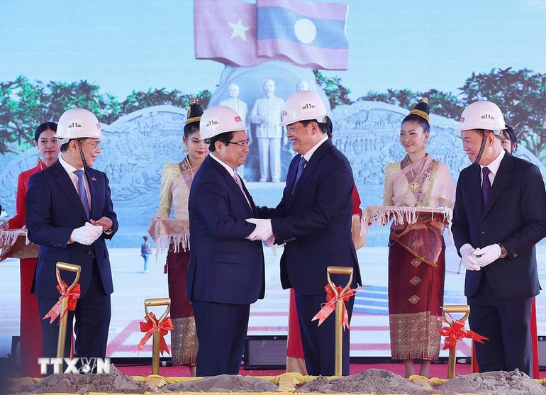 Thủ tướng Phạm Minh Chính và Thủ tướng Lào Sonexay Siphandone cùng các đại biểu thực hiện nghi thức động thổ dự án Công viên Hữu nghị Lào-Việt Nam. (Ảnh: Dương Giang/TTXVN)
