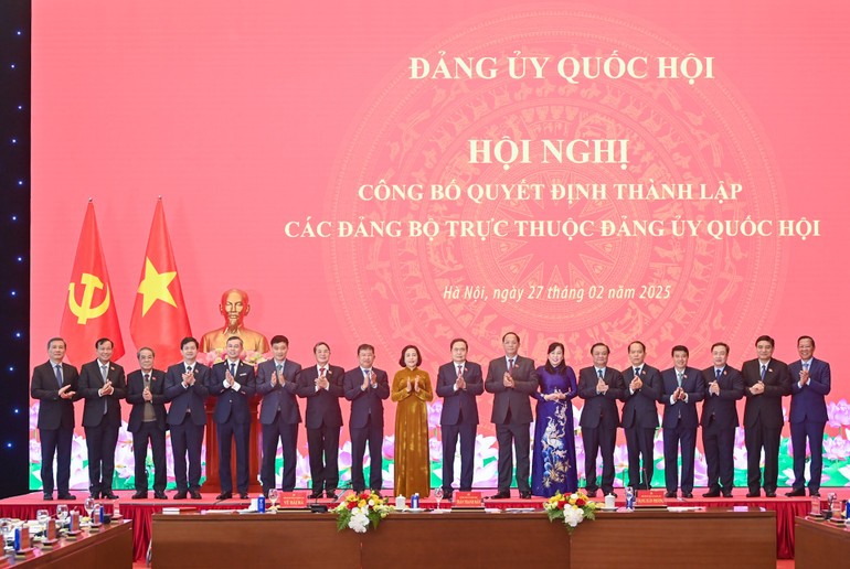 Bí thư Đảng ủy Quốc hội, Chủ tịch Quốc hội Trần Thanh Mẫn cùng các đại biểu với 11 đồng chí Bí thư Đảng bộ trực thuộc. (Ảnh: DUY LINH)