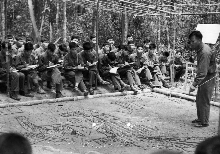 Các chiến sĩ đoàn Pleime (Gia Lai) thảo luận phương án đánh địch. (Ảnh: Phú Tuấn-TTXVN)