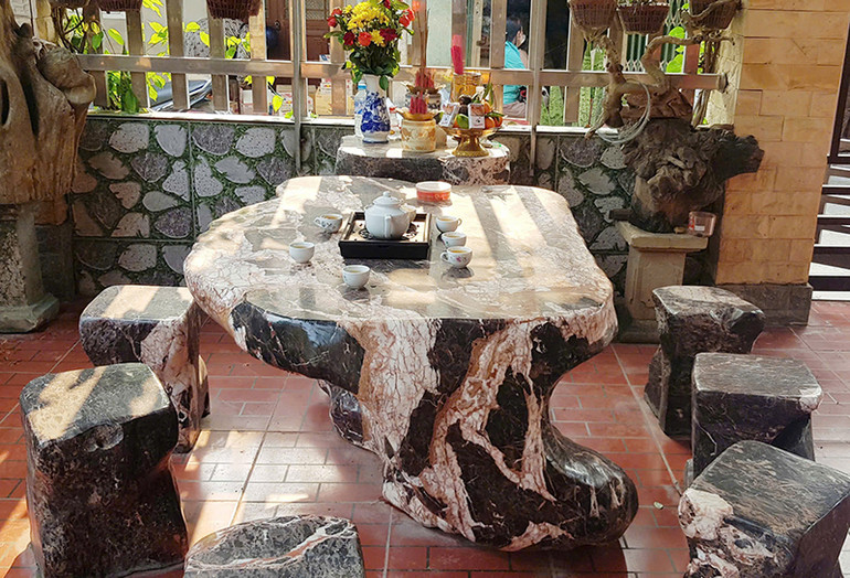 Bàn đá có đầy đủ khay trà, thuốc lá kính dâng liệt sĩ của người dân ở thị xã Quảng Trị. (Ảnh: LÂM QUANG HUY)