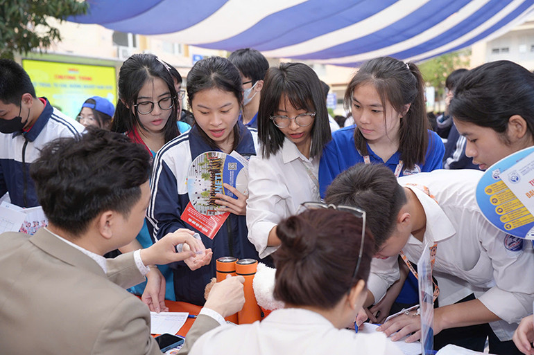 Học sinh tham gia gian hàng tư vấn hướng nghiệp tại chương trình. Học sinh tham gia gian hàng tư vấn hướng nghiệp tại chương trình.