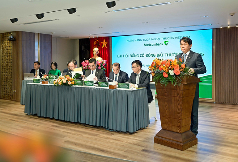 Ông Nguyễn Mạnh Hùng – Thành viên HĐQT Vietcombank trình bày Tờ trình và Quy chế về việc bầu bổ sung thành viên HĐQT nhiệm kỳ 2023-2028. Ông Nguyễn Mạnh Hùng – Thành viên HĐQT Vietcombank trình bày Tờ trình và Quy chế về việc bầu bổ sung thành viên HĐQT nhiệm kỳ 2023-2028.