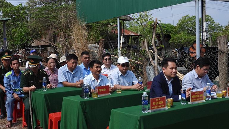 Các đại biểu dự Lễ khởi công nhà Đại Đoàn Kết. (Ảnh: THANH NGA)