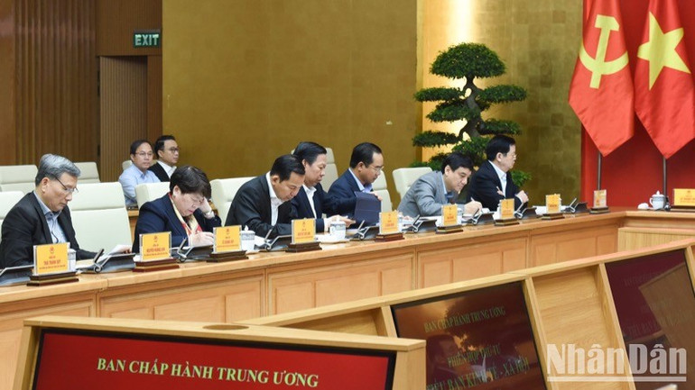 Các đại biểu tham dự phiên họp. (Ảnh: TRẦN HẢI)