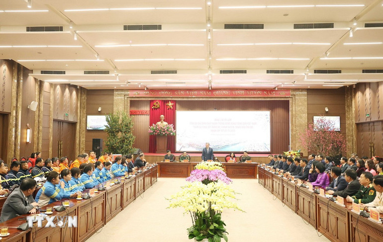 Tổng Bí thư Tô Lâm thăm, chúc Tết Đảng bộ, chính quyền và Nhân dân Thủ đô. (Ảnh: Thống Nhất/TTXVN)