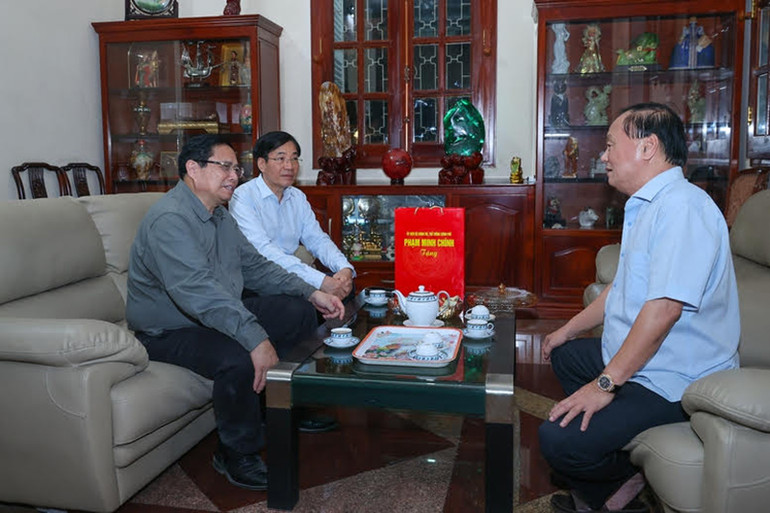 Thủ tướng Phạm Minh Chính thăm hỏi, chúc Tết thân gia đình cố Thủ tướng Chính phủ Phan Văn Khải. (Ảnh: NHẬT BẮC) Thủ tướng Phạm Minh Chính thăm hỏi, chúc Tết thân gia đình cố Thủ tướng Chính phủ Phan Văn Khải. (Ảnh: NHẬT BẮC)