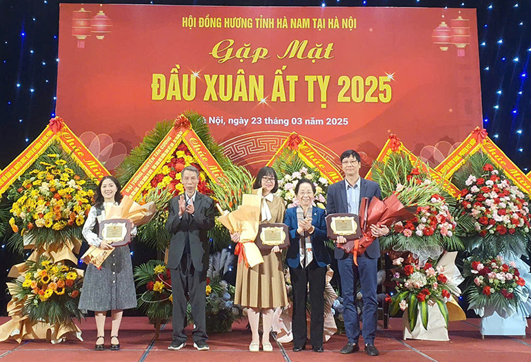 Đồng chí Nguyễn Thị Doan và đồng chí Trần Văn Tú lên trao bảng vinh danh và tặng hoa cho các Phó Giáo sư.