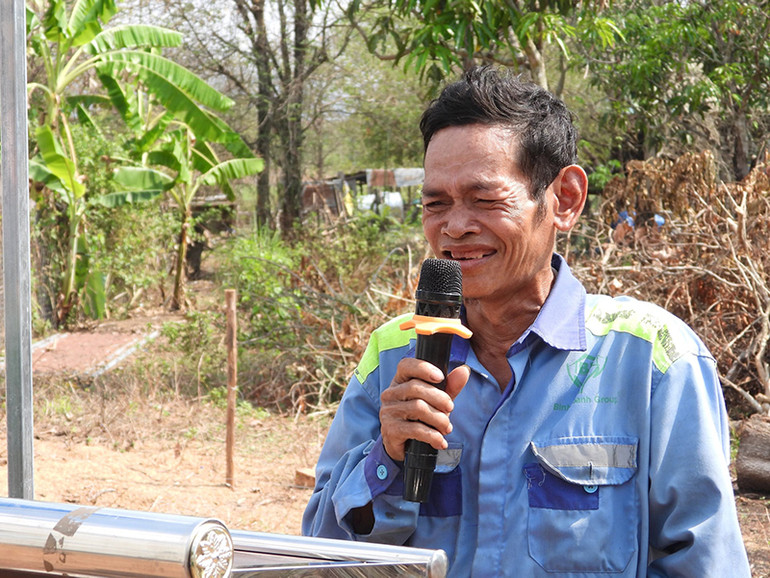 Ông Y Hớn Niê xúc động chia sẻ tại buổi lễ. (Ảnh: THANH NGA)