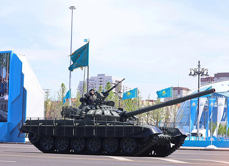 Lực lượng vũ trang Kazakhstan trình diễn các phương tiện, khí tài quân sự tại buổi lễ. (Ảnh: TTXVN)