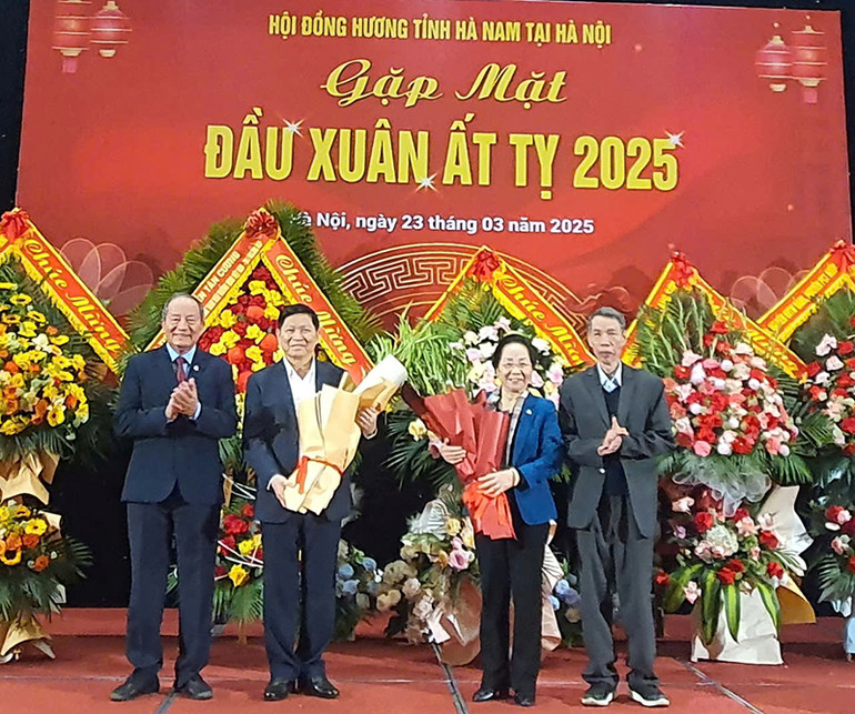 Lãnh đạo Hội đã tặng hoa chúc mừng đồng chí Nguyễn Thị Doan và đồng chí Ngô Xuân Lịch được tặng thưởng Huân chương Hồ Chí Minh.