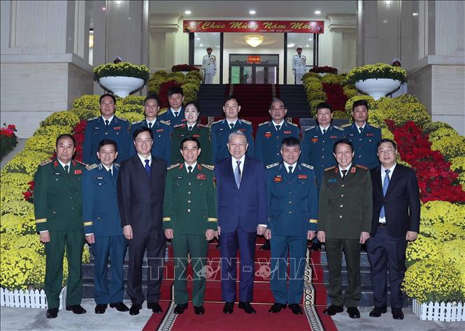 Tổng Bí thư Tô Lâm và đại biểu chụp ảnh chung với lãnh đạo Quân chủng Phòng không - Không quân. (Ảnh: Thống Nhất/TTXVN)