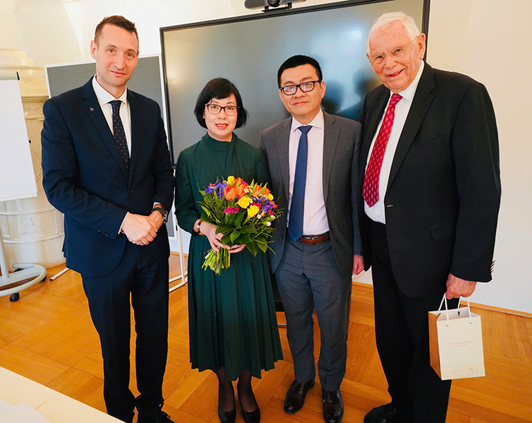 Từ trái sang: ông Ts. Udo Brändle, phu nhân Ngô Thị Thu Hà, Đại sứ Vũ Lê Thái Hoàng và ông Ts. Heinz Boyer. (Nguồn: IMC Krems) Từ trái sang: ông Ts. Udo Brändle, phu nhân Ngô Thị Thu Hà, Đại sứ Vũ Lê Thái Hoàng và ông Ts. Heinz Boyer. (Nguồn: IMC Krems)