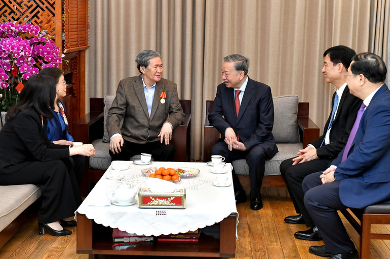 Tổng Bí thư Tô Lâm thăm hỏi, chúc Tết đồng chí Đinh Thế Huynh, nguyên Ủy viên Bộ Chính trị, nguyên Thường trực Ban Bí thư. (Ảnh: ĐĂNG KHOA)