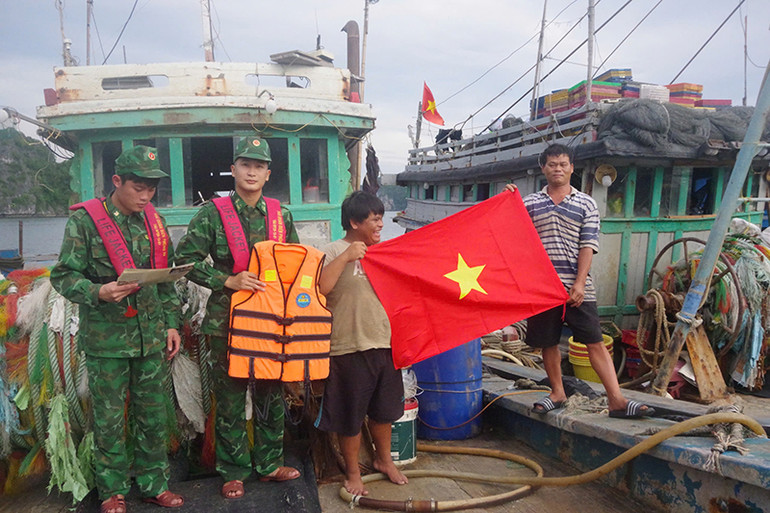 Cán bộ, chiến sĩ Hải đoàn Biên phòng 38 tuyên truyền, phổ biến pháp luật, tặng cờ, áo phao cho ngư dân. Cán bộ, chiến sĩ Hải đoàn Biên phòng 38 tuyên truyền, phổ biến pháp luật, tặng cờ, áo phao cho ngư dân.