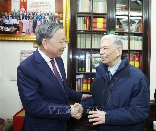 Tổng Bí thư Tô Lâm thăm Trung tướng Đặng Quân Thụy. (Ảnh: Thống Nhất/TTXVN)