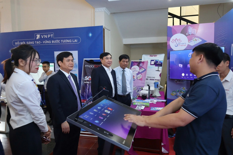 Lãnh đạo Ủy ban nhân dân tỉnh Điện Biên và Sở Khoa học và Công nghệ tham gia ngày hội.