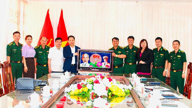 Nhà báo Trương Thành Trung, Tổng Biên tập Báo Đại Đoàn Kết, đã đến thăm, tặng quà, chúc mừng Bộ Chỉ huy Biên phòng tỉnh Đắk Lắk. (Ảnh: NGỌC LÂN)