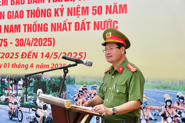 Đại tá Trần Anh Sơn, Phó Giám đốc Công an tỉnh Đồng Nai phát lệnh thực hiện đợt ra quân.