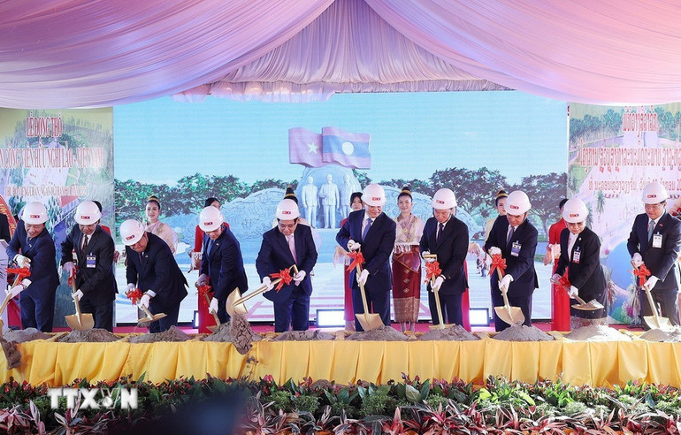Thủ tướng Phạm Minh Chính và Thủ tướng Lào Sonexay Siphandone cùng các đại biểu thực hiện nghi thức động thổ dự án Công viên Hữu nghị Lào-Việt Nam. (Ảnh: Dương Giang/TTXVN)