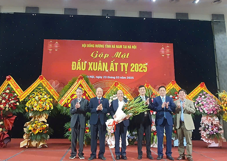 Chủ tịch và các phó chủ tịch Hội tặng hoa cho ông Trần Minh Hùng, Phó Tổng giám đốc Đài tiếng nói Việt nam, làm nhiệm vụ Phó Chủ tịch Hội đồng hương tỉnh Hà Nam tại Hà Nội.