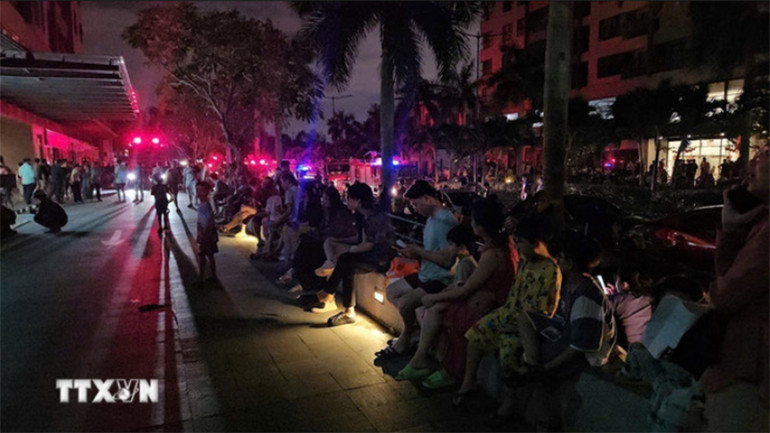 Hơn 21 giờ, hàng nghìn cư dân Chung cư Mizuki chưa trở lại căn hộ do toàn bộ điện trong khu vực bị cắt khi vụ cháy bùng phát. (Ảnh: TTXVN) Hơn 21 giờ, hàng nghìn cư dân Chung cư Mizuki chưa trở lại căn hộ do toàn bộ điện trong khu vực bị cắt khi vụ cháy bùng phát. (Ảnh: TTXVN)