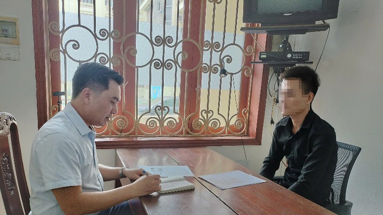 Phóng viên Báo Nhân Dân phỏng vấn đối tượng N.V.C về các hành vi lừa đảo qua không gian mạng. (Ảnh: VĂN HÙNG) Phóng viên Báo Nhân Dân phỏng vấn đối tượng N.V.C về các hành vi lừa đảo qua không gian mạng. (Ảnh: VĂN HÙNG)