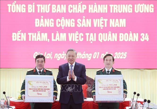 Tổng Bí thư Tô Lâm tặng quà cán bộ, chiến sĩ Quân đoàn 34.
