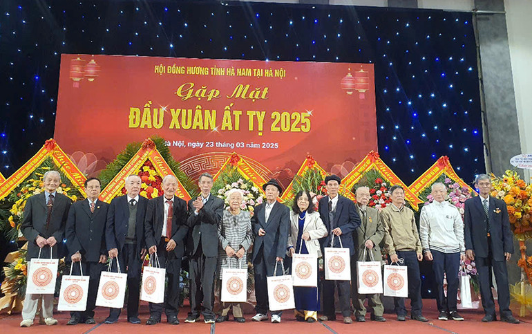 Lãnh đạo Hội đồng hương tỉnh Hà Nam tại Hà Nội tặng quà, chúc thọ các cụ cao tuổi.