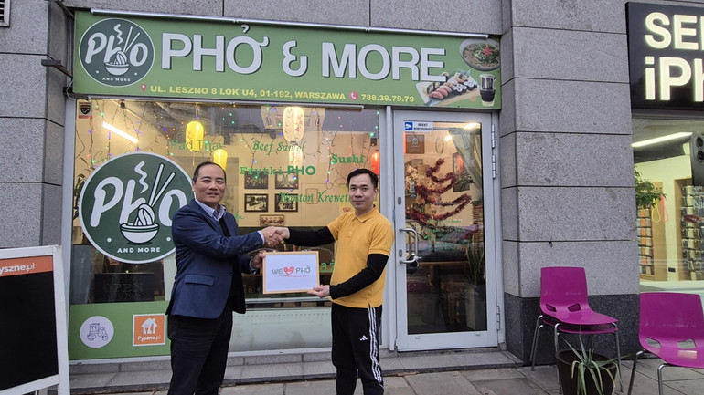 Anh Mai Hải Lâm (bên trái) trong hành trình kết nối và lan tỏa “We Love Phở” ở châu Âu.