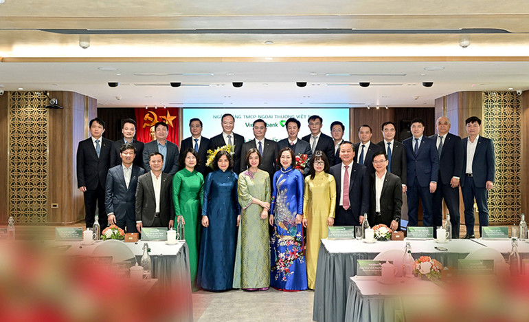 Đại biểu khách quý và Ban lãnh đạo Vietcombank chụp ảnh lưu niệm cùng ông Lê Quang Vinh - tân Thành viên HĐQT và ông Nguyễn Mỹ Hào - nguyên Thành viên HĐQT. Đại biểu khách quý và Ban lãnh đạo Vietcombank chụp ảnh lưu niệm cùng ông Lê Quang Vinh - tân Thành viên HĐQT và ông Nguyễn Mỹ Hào - nguyên Thành viên HĐQT.