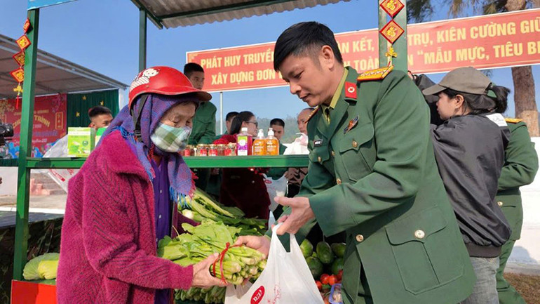 Cán bộ Lữ đoàn Bộ binh phòng thủ đảo 242 (Quân khu 3) phát rau xanh và các mặt hàng miễn phí tặng các hộ dân có hoàn cảnh gia đình khó khăn trên đảo, nhân dịp đón Xuân Ất Tỵ 2025.