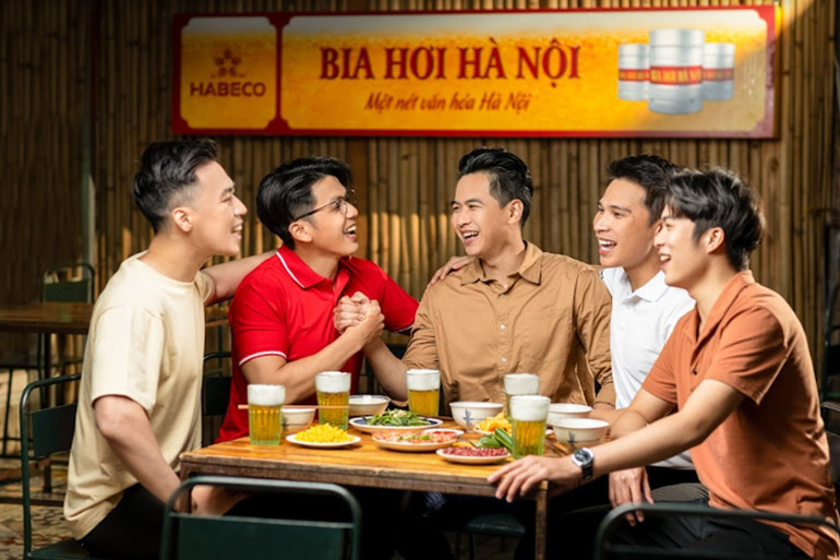 Bia Hơi Hà Nội – “Chất xúc tác” cho những buổi gặp gỡ gắn kết. Bia Hơi Hà Nội – “Chất xúc tác” cho những buổi gặp gỡ gắn kết.
