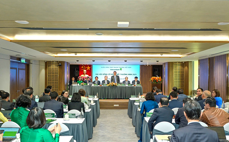 Ban Chủ tọa điều hành Đại hội đồng cổ đông bất thường Vietcombank tháng 3/2025. Ban Chủ tọa điều hành Đại hội đồng cổ đông bất thường Vietcombank tháng 3/2025.