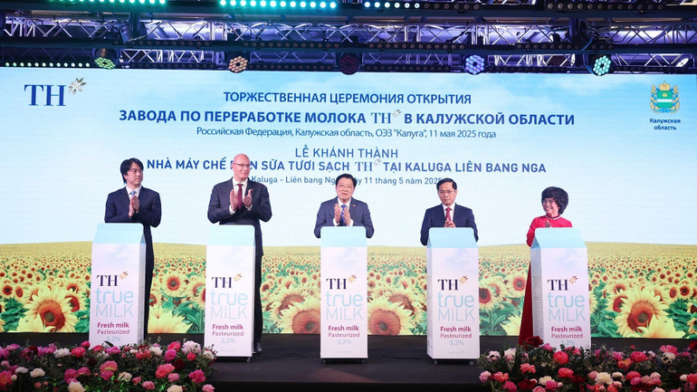 Các đại biểu thực hiện nghi thức khánh thành Nhà máy chế biến sữa tươi sạch TH của Tập đoàn TH tại tỉnh Kaluga, Liên bang Nga. (Ảnh: TTXVN)