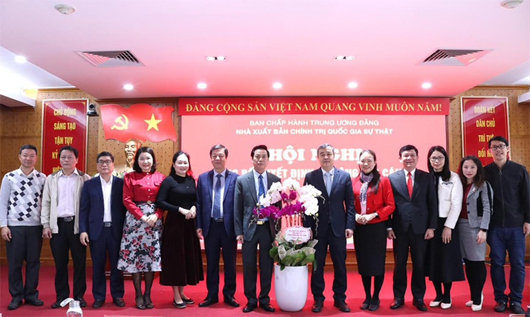 Đồng chí Ngô Đông Hải, Ủy viên Trung ương Đảng, Phó Trưởng Ban Tuyên giáo và Dân vận Trung ương và PGS, TS Vũ Trọng Lâm, Giám đốc-Tổng Biên tập Nhà xuất bản và các đồng chí lãnh đạo, cán bộ Báo điện tử Đảng Cộng sản Việt Nam chúc mừng đồng chí Nguyễn Công Dũng và đồng chí Phạm Đức Thái.