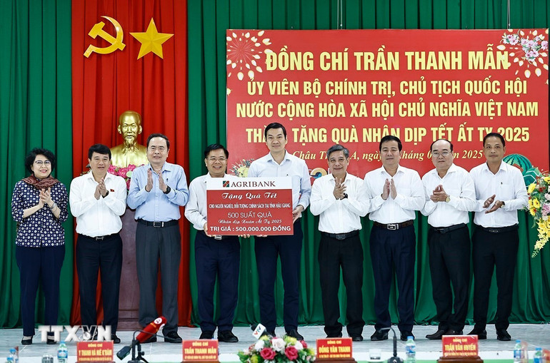 Chủ tịch Quốc hội Trần Thanh Mẫn chứng kiến Ngân hàng Nông nghiệp và Phát triển Nông thôn Việt Nam (Agribank) tặng 500 triệu đồng quà Tết cho tỉnh Hậu Giang. (Ảnh: Doãn Tấn/TTXVN)