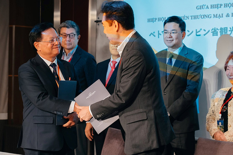 Cựu chiến binh Tống Anh Đệ ký kết hợp tác trong chuyến công tác nước ngoài năm 2024. (Ảnh: Sở Du lịch Ninh Bình)