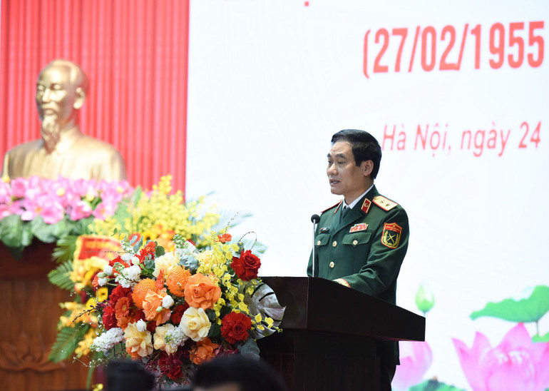 Lãnh đạo Học viện Quân y báo cáo Thủ tướng Chính phủ tại Lễ kỷ niệm. (Ảnh: TRẦN HẢI)