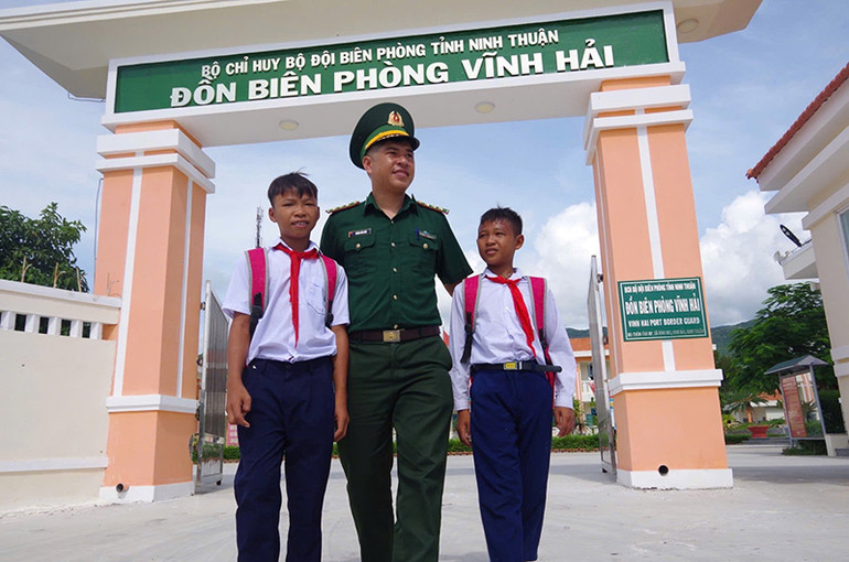Đồn Biên phòng nhận đỡ đầu, chăm sóc nhiều học sinh là con em của đồng bào Ra Glai thôn Cầu Gãy có điều kiện đến trường.