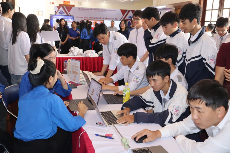 Học sinh thích thú trải nghiệm lập trình công nghệ AI.