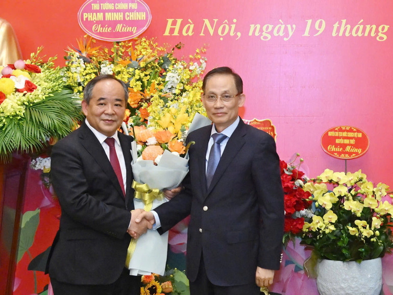 Đồng chí Lê Hoài Trung tặng hoa chúc mừng đồng chí Lê Khánh Hải. Đồng chí Lê Hoài Trung tặng hoa chúc mừng đồng chí Lê Khánh Hải.