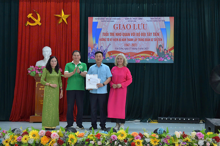 Đại diện Ban liên lạc Truyền thống Tây Tiến tặng quà cho quỹ khuyến học của các xã.