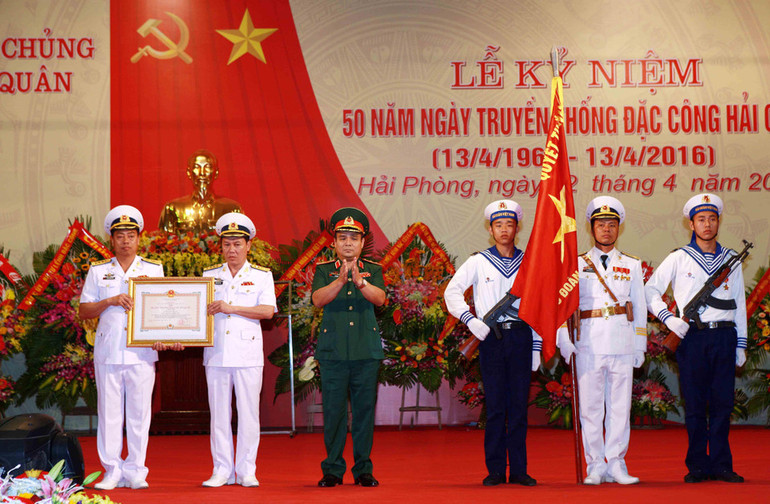 Trung tướng Lê Chiêm, Ủy viên Trung ương Đảng, Thứ trưởng Bộ Quốc phòng trao Huân chương Bảo vệ Tổ quốc hạng Nhất cho lực lượng Đặc công hải quân, tại Lễ kỷ niệm 50 năm Ngày truyền thống Đặc công hải quân (13/4/1966-13/4/2016), sáng 12/4/2016, tại Hải Phòng. (Ảnh: Lâm Khánh/TTXVN) Trung tướng Lê Chiêm, Ủy viên Trung ương Đảng, Thứ trưởng Bộ Quốc phòng trao Huân chương Bảo vệ Tổ quốc hạng Nhất cho lực lượng Đặc công hải quân, tại Lễ kỷ niệm 50 năm Ngày truyền thống Đặc công hải quân (13/4/1966-13/4/2016), sáng 12/4/2016, tại Hải Phòng. (Ảnh: Lâm Khánh/TTXVN)