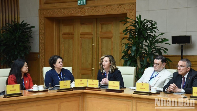 Đại diện các trường đại học của Hoa Kỳ trao đổi ý kiến tại buổi tiếp. (Ảnh: TRẦN HẢI)