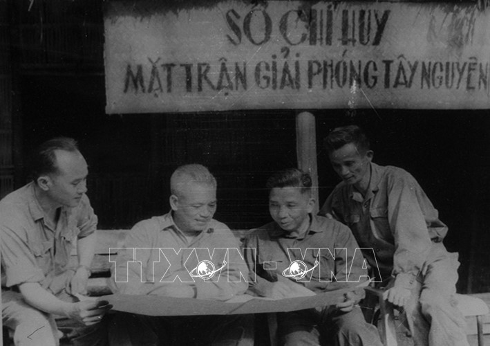 Sở chỉ huy mặt trận Tây Nguyên tháng 3/1975 (từ trái qua): đồng chí Hoàng Dũng, Chánh Văn phòng Bộ Quốc phòng, Đại tướng Văn Tiến Dũng, đồng chí Bùi San, Khu ủy viên Khu V, đồng chí Huỳnh Văn Mẫn (tức Chín Cần), Bí thư Tỉnh ủy Đắk Lắk. (Ảnh: TTXVN)