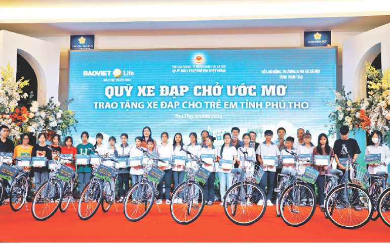 Đại diện các tổ chức trao xe đạp cho học sinh nghèo hiếu học trên địa bàn tỉnh Phú Thọ. (Ảnh Thúy Hằng)