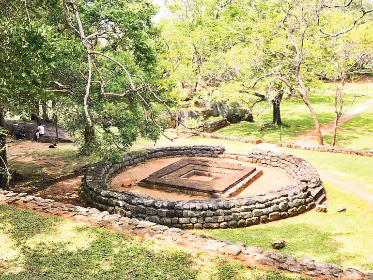 Nền móng tuyệt đẹp của một công trình được bảo tồn gần như nguyên vẹn dù 16 thế kỷ đã trôi qua. Ảnh: HUYỀN NGA