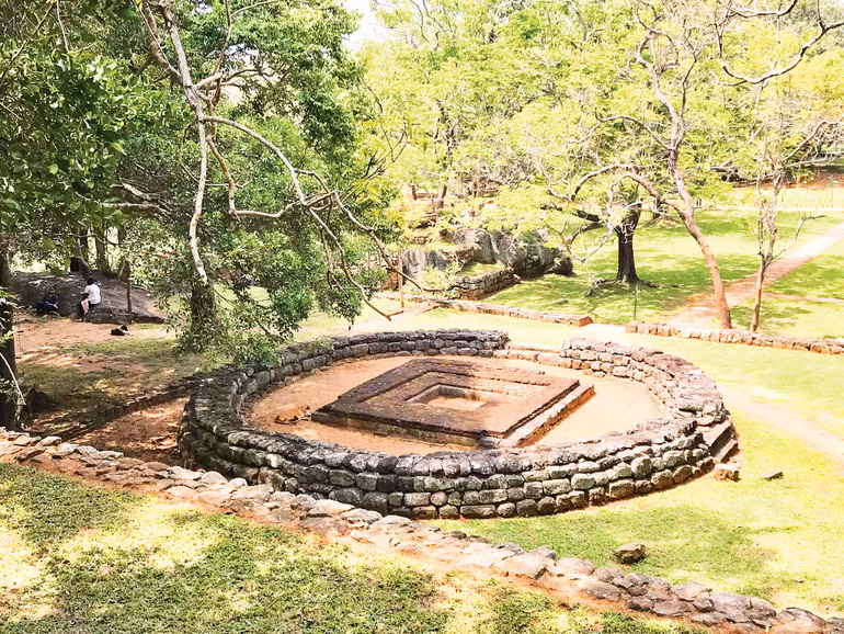 Nền móng tuyệt đẹp của một công trình được bảo tồn gần như nguyên vẹn dù 16 thế kỷ đã trôi qua. Ảnh: HUYỀN NGA