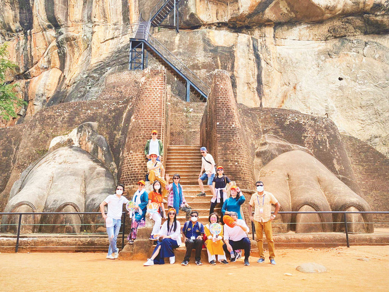 Du khách Việt Nam chụp hình lưu niệm tại Cổng Sư tử. Ảnh: HUYỀN NGA