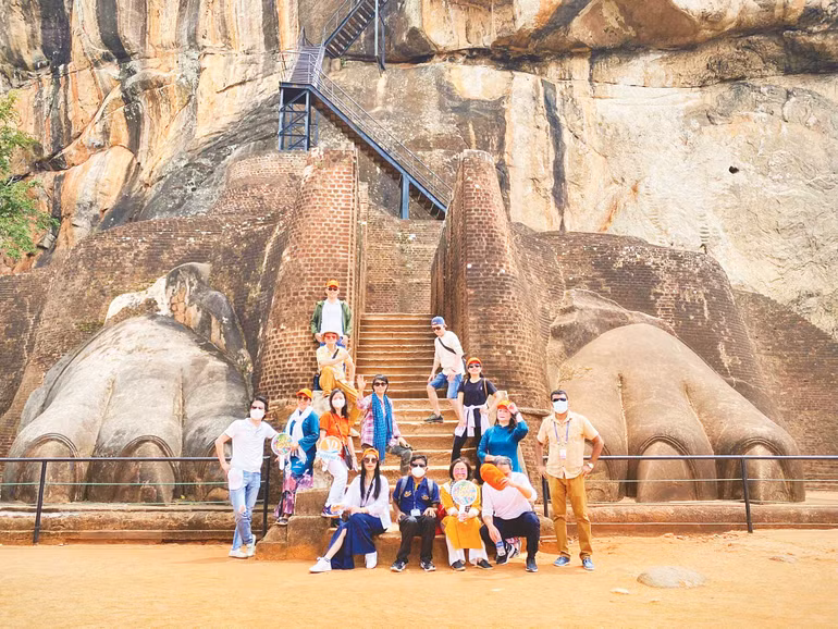 Du khách Việt Nam chụp hình lưu niệm tại Cổng Sư tử. Ảnh: HUYỀN NGA